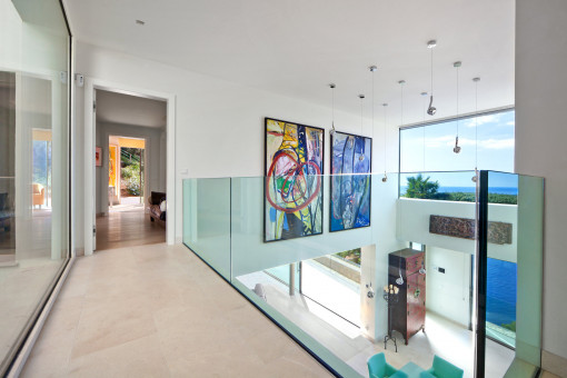 Galería elegante con vistas panorámicas al mar