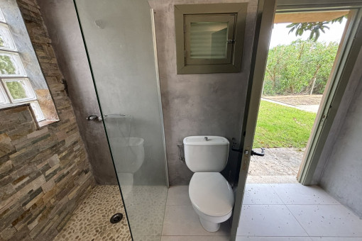 Baño completo junto a la piscina