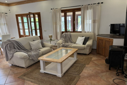 Salón acogedor con chimenea