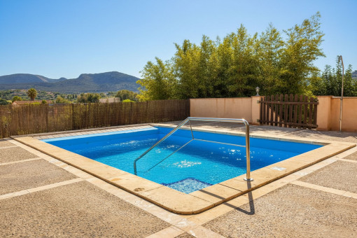 Piscina de 15 m² con vistas