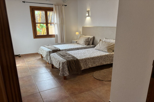 Otro dormitorio con dos camas