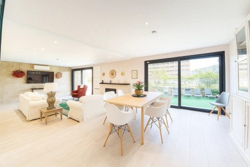 Comedor luminoso con acceso abierto al salón