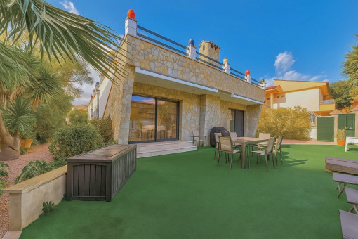 Amplias terrazas frente al salón