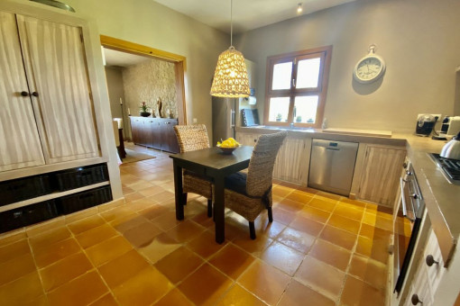 Vista a la cocina con comedor