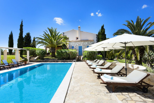 Piscina atractiva con tumbonas