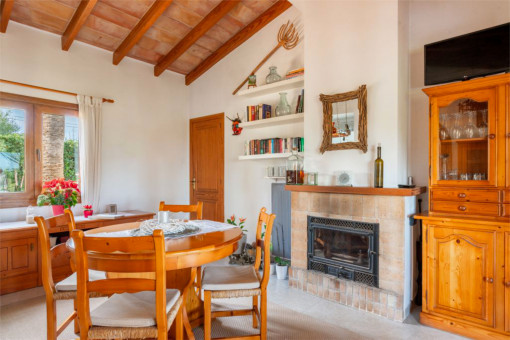 comedor con chimenea