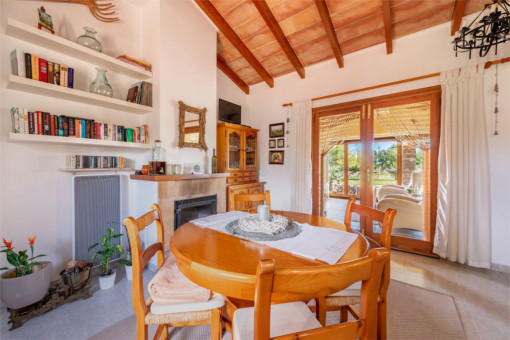 zona de asientos con invernadero acristalado