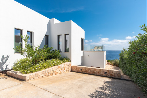 Plaza de aparcamiento frente de la casa 