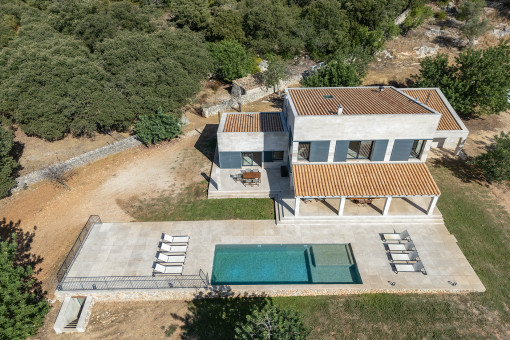 Vista aérea de la finca y la piscina