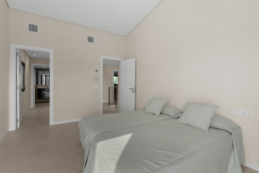 Dormitorio principal con vestidor y baño en suite