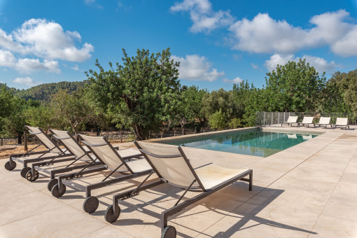 Terraza soleada junto a la piscina