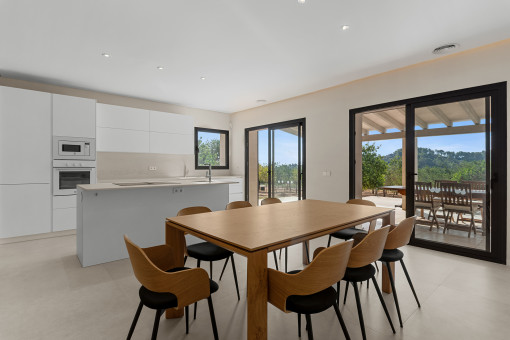 Comedor con cocina abierta