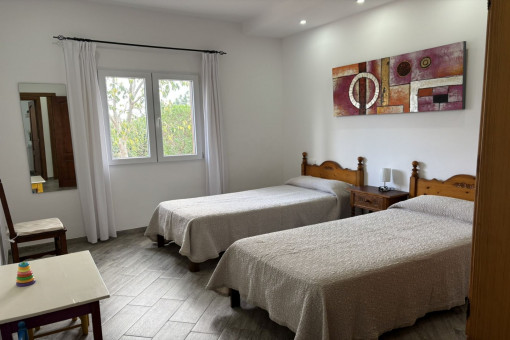 Dormitorio con dos camas individuales