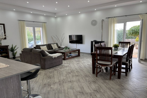 Amplio salón-comedor con acceso a la terraza