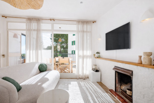 Salon con acceso a la terraza cubierta