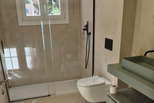 Baño elegante con ducha y ventana