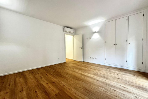 Dormitorio con armario empotrado y acceso a la terraza