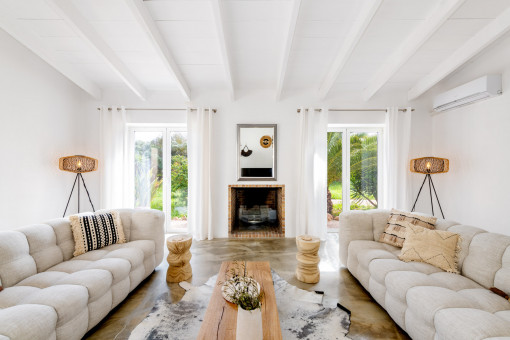 Sala de estar con chimenea de leña 