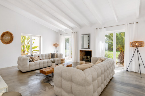 Sala de estar con chimenea de leña 