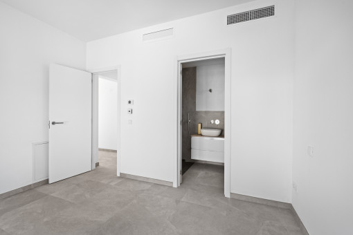 Primer dormitorio con baño