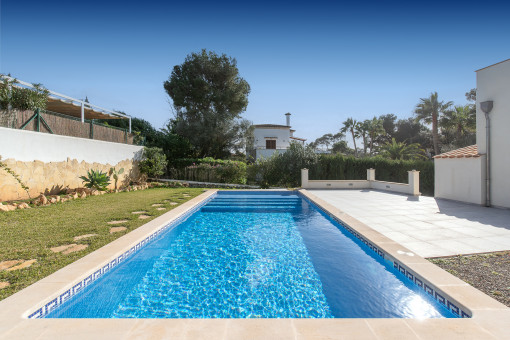 Piscina con vista desde la cochera