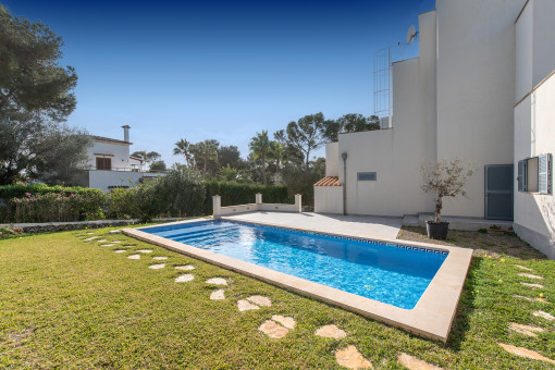 Piscina con vista desde el jardín