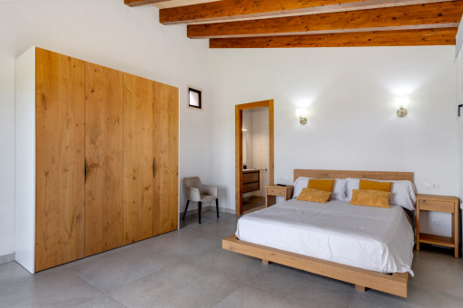 Uno de los tres dormitorios en planta baja con baño en suite...