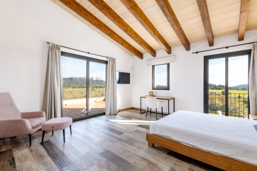 Uno de los tres dormitorios en la planta superior con terraza privada...