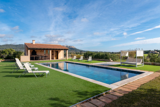 Vistas abiertas y zona de barbacoa cubierta junto a la piscina