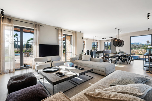 Salón con vistas hacia la piscina