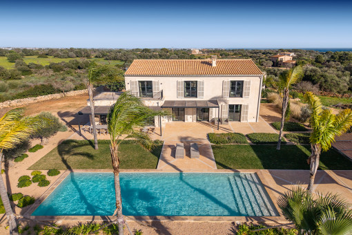 Jardín bellamente diseñado