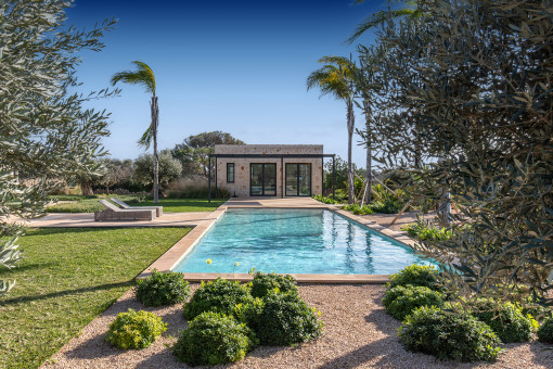 Piscina muy grande con agua salina