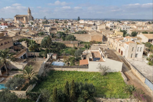 Parcela a poca distancia a pie de restaurantes, cafés y mercado semanal
