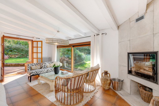 Salón con mucha luz y vistas al jardín