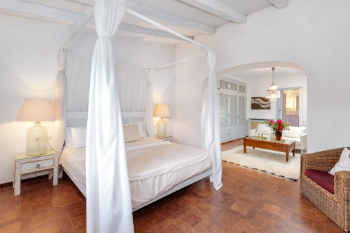 Dormitorio con vestidor y baño en suite