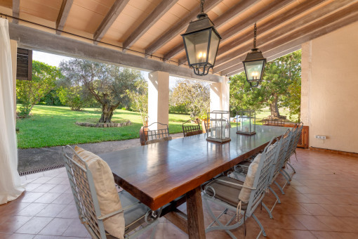 Porche cubierto con vistas al jardín