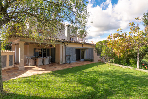 Gran jardín con sombra natural y tranquilidad