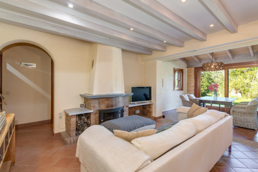 Acogedor salón con chimenea