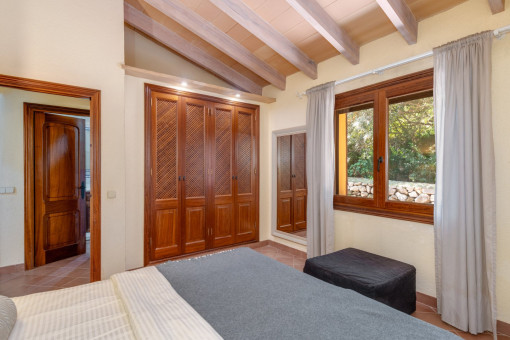 Dormitorio con armario empotrado