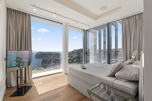 Dormitorio con ventanales de suelo a techo