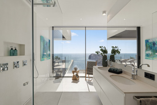 Baño de diseño con vistas al mar