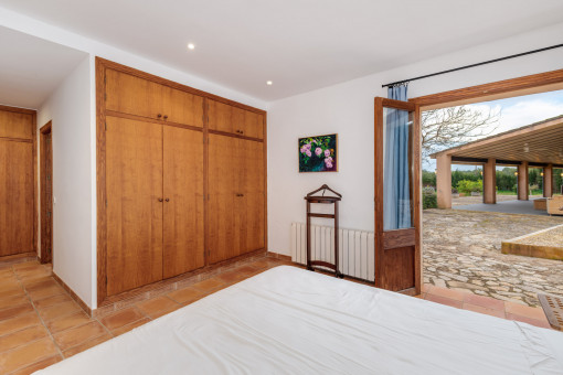 Uno de los cuatro dormitorios con acceso al jardín