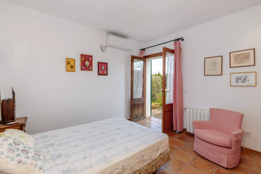 Uno de los cuatro dormitorios con acceso al jardín