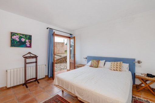 Uno de los cuatro dormitorios con acceso al jardín