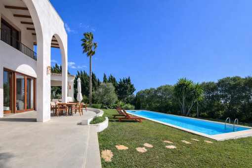 Piscina soleada y jardín