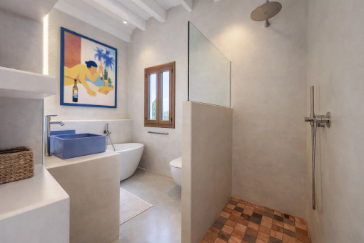 Baño amplio con bañera y ducha