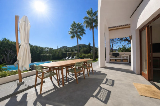Terraza comedor junto a la piscina