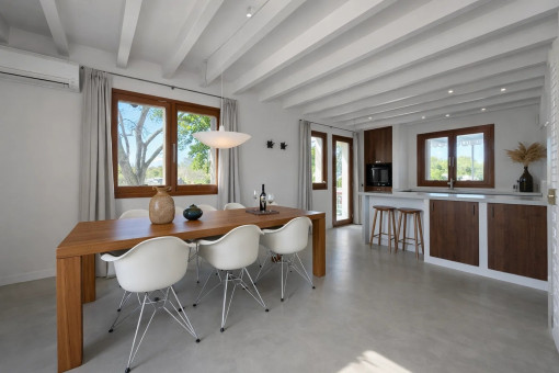 Cocina abierta con comedor