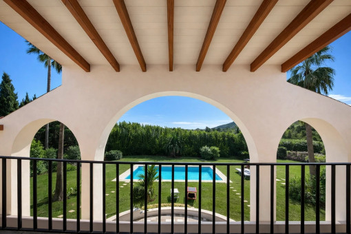 Vistas desde el balcón a piscina y jardín
