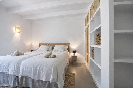 Dormitorio luminoso con almacenaje